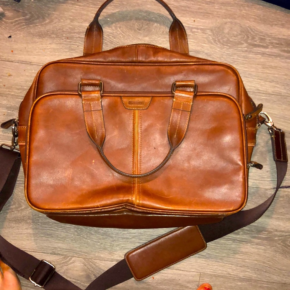 Genuine leather Fossil mens messenger bag/laptop holder/briefcase. Ample space.